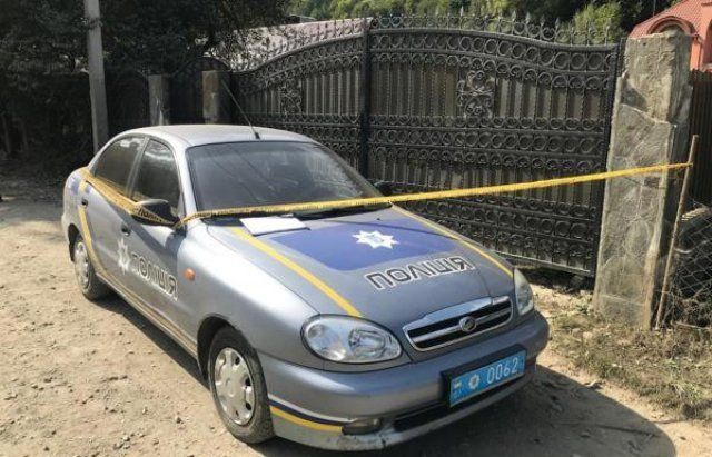 В Закарпатье к воротам дома местного депутата прикрепили гранату 