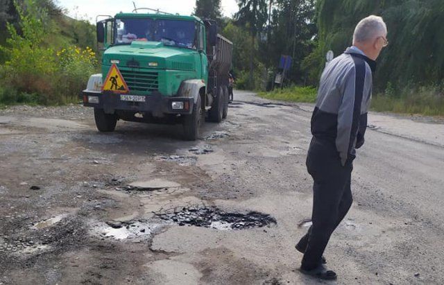 В Закарпатье сомнительный ремонт дороги беспокои