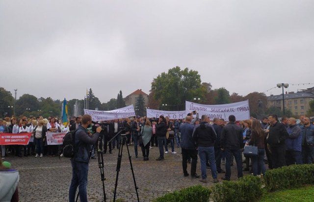 В Закарпатье возле ОГА возмущенные жители устроили митинг 