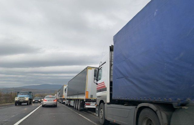 Тихий ужас: В Закарпатье около тысячи грузовик застряли на границе