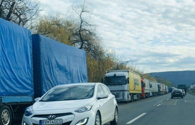 Хаос полнейший: Очереди на границе от Словакии тянутся до ресторана "Киликия" в Ужгороде 
