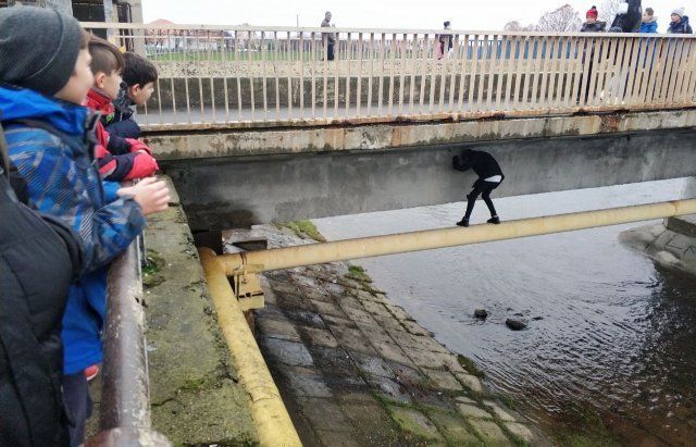 По трубе над рекой: В Мукачево школьники нашли себе устрашающее развлечение 