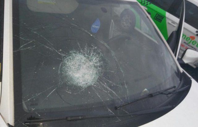 В Мукачево двое в балаклавах закидали камням такси службы "LimeJet"