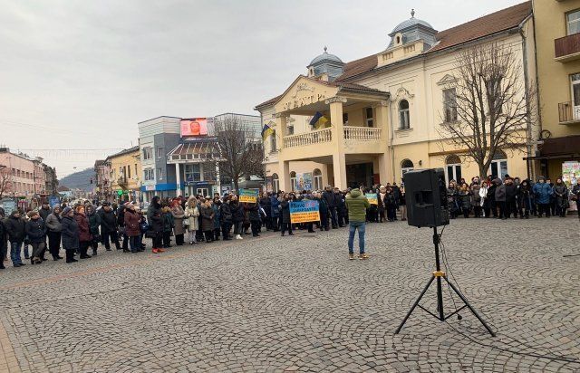 В самом центре Мукачево собралось больше сотни разъяренных людей на протест 
