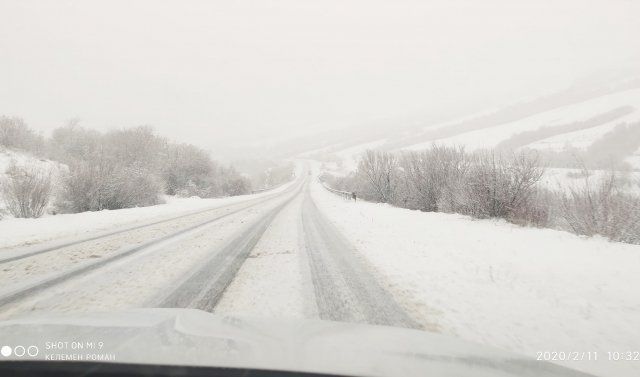 Трагедия не за горами: В Закарпатье дорожные службы забили "болт" на зачистку дорог от снега