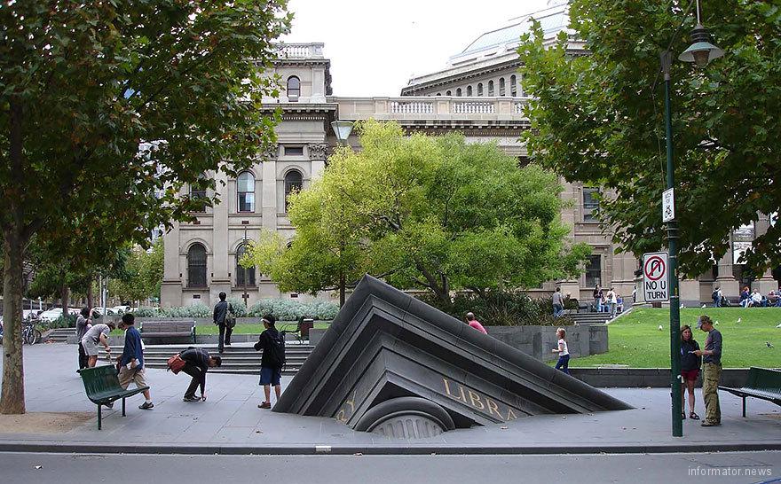 «Тонущее здание снаружи государственной библиотеки», Мельбурн, Австралия