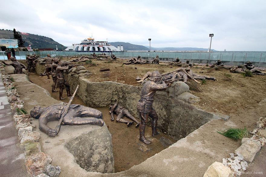 «Сцена из Второй мировой войны со статуями реального размера», Турция