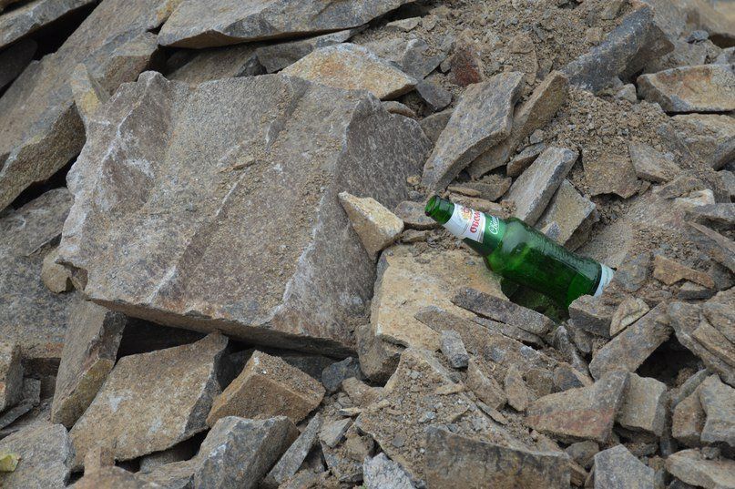 На місці завалу всюди пляшки з-під пива та криваве каміння