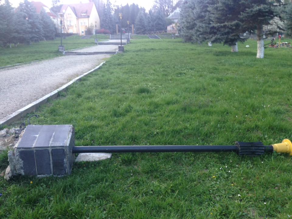 На Пагорбі Слави в Ужгороді лежить повалений стовп ліхтаря з відкритими проводам