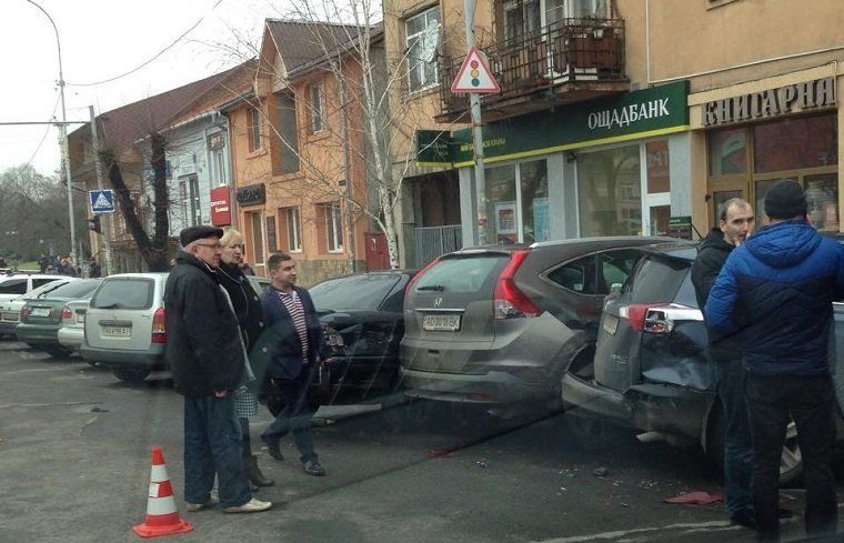 Столкнулись минимум четыре автомобиля