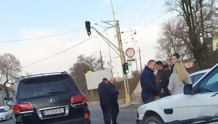 Вечернее ДТП в Ужгороде: "BMW" недалеко от вокзала догнал "Lexus" 