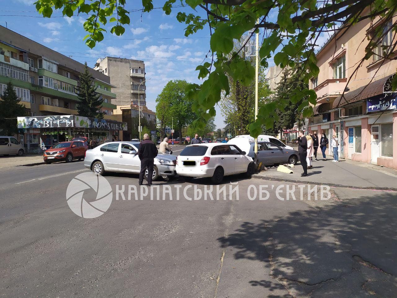 Пробки на всю улицу: В Ужгороде возле 16-этажки ДТП