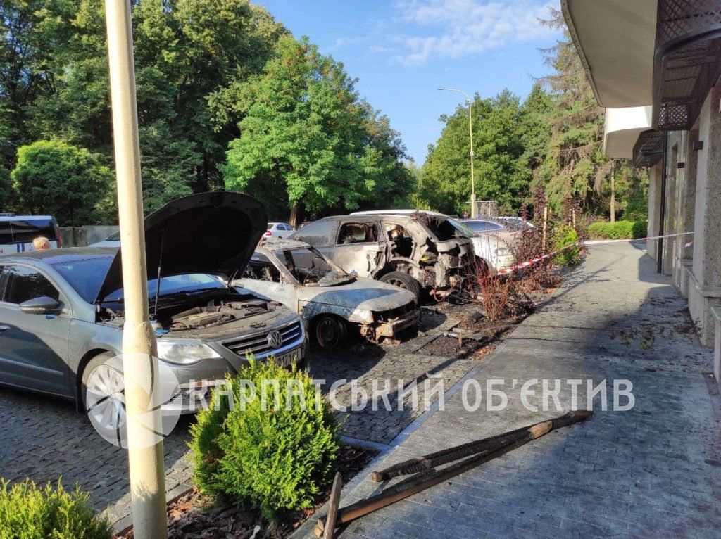 В Ужгороде на парковке элитного дома сгорели 3 автомобиля по неизвестной причине 