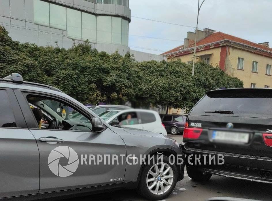Водители дорогих "BMW" устроили аварию в центре Ужгорода
