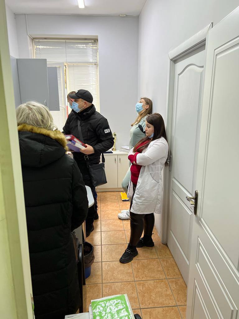 Скандал с врачом в Ужгороде: Фальсификаторшу ковид-сертификатов вернули на работу