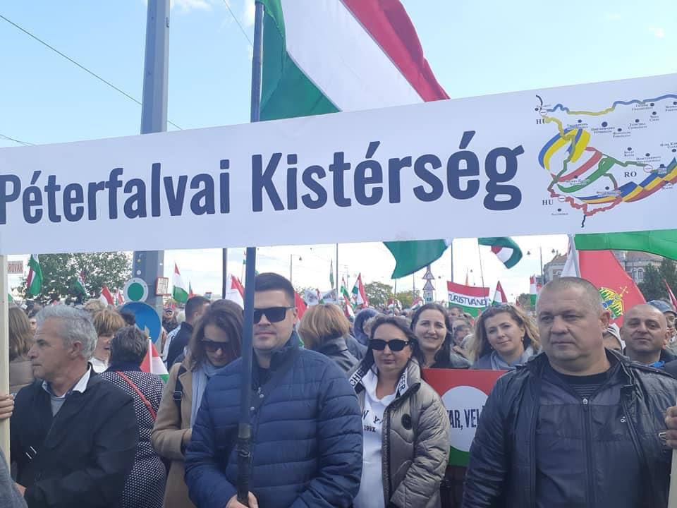 Чиновники из Закарпатья на 6 автобусах приехали в Будапешт ради митинга 