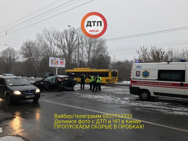 Смертельное ДТП в Киеве: погиб полицейский еще четверо в попали в больницу