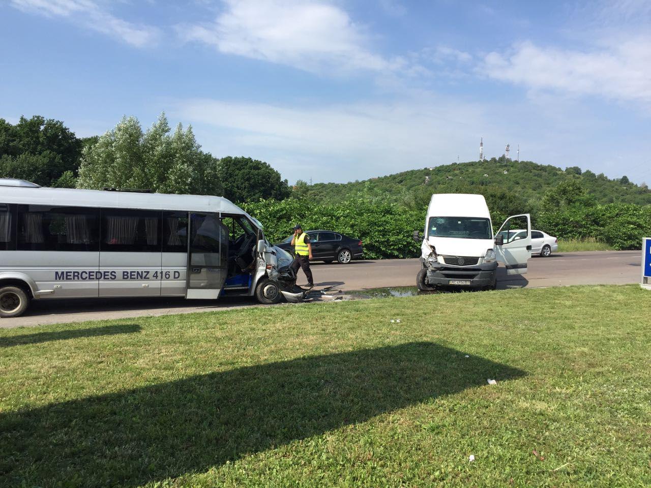 В Закарпатье возле Мукачево произошло ДТП с участием двух микроавтобусов