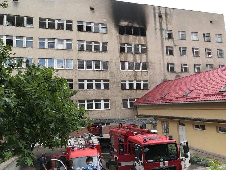 В Ужгороде сильный пожар: Горит городская больница