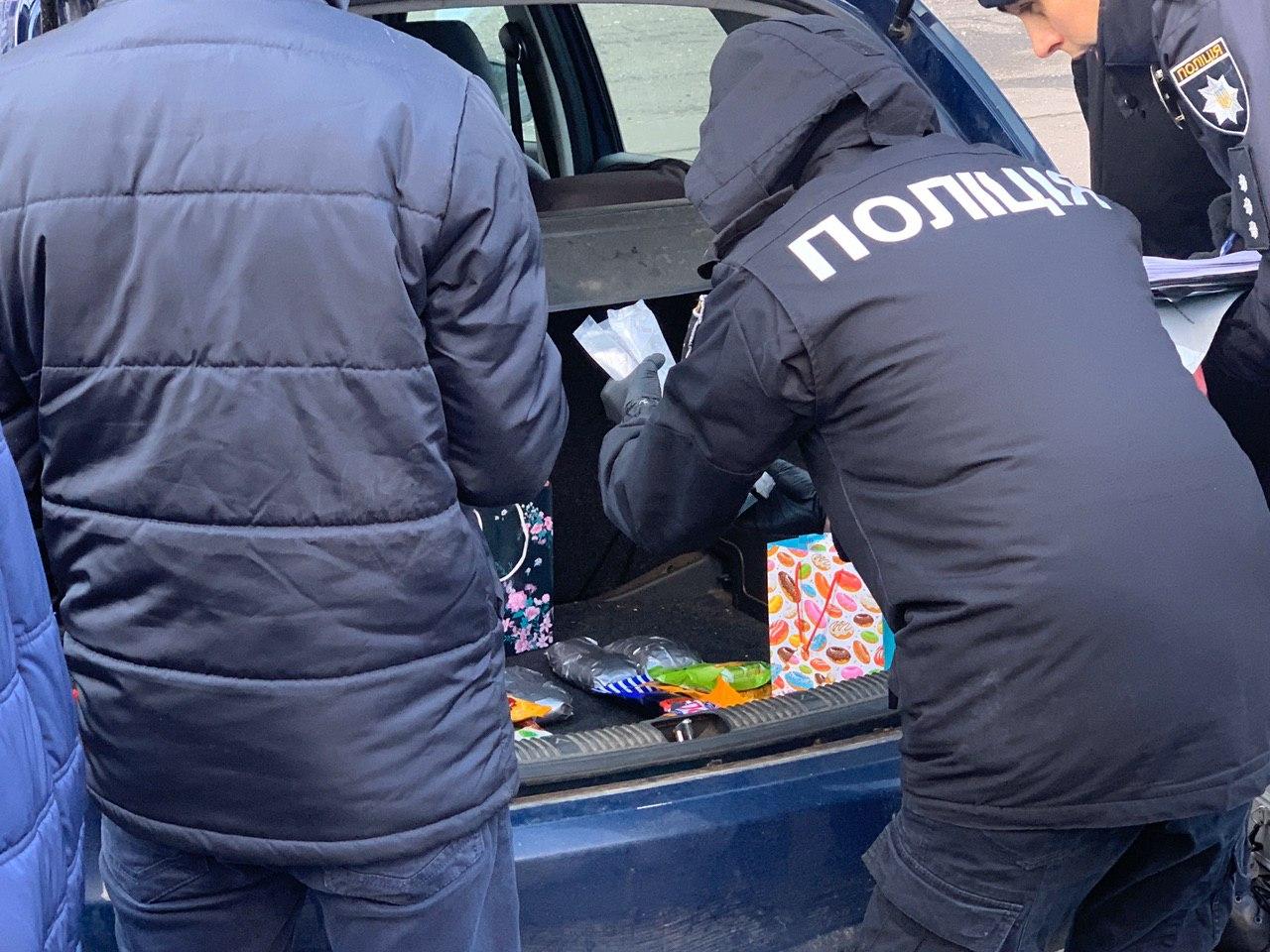 В Ужгороде возле отеля "Закарпатье" обыски: Куча полицейских, один задержанный 