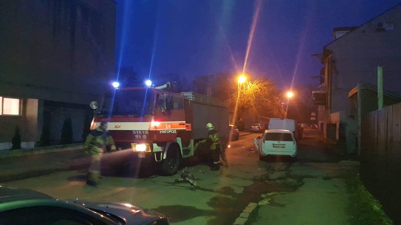 В Ужгороде пожарная машина не хило разодрала припаркованный Ford 