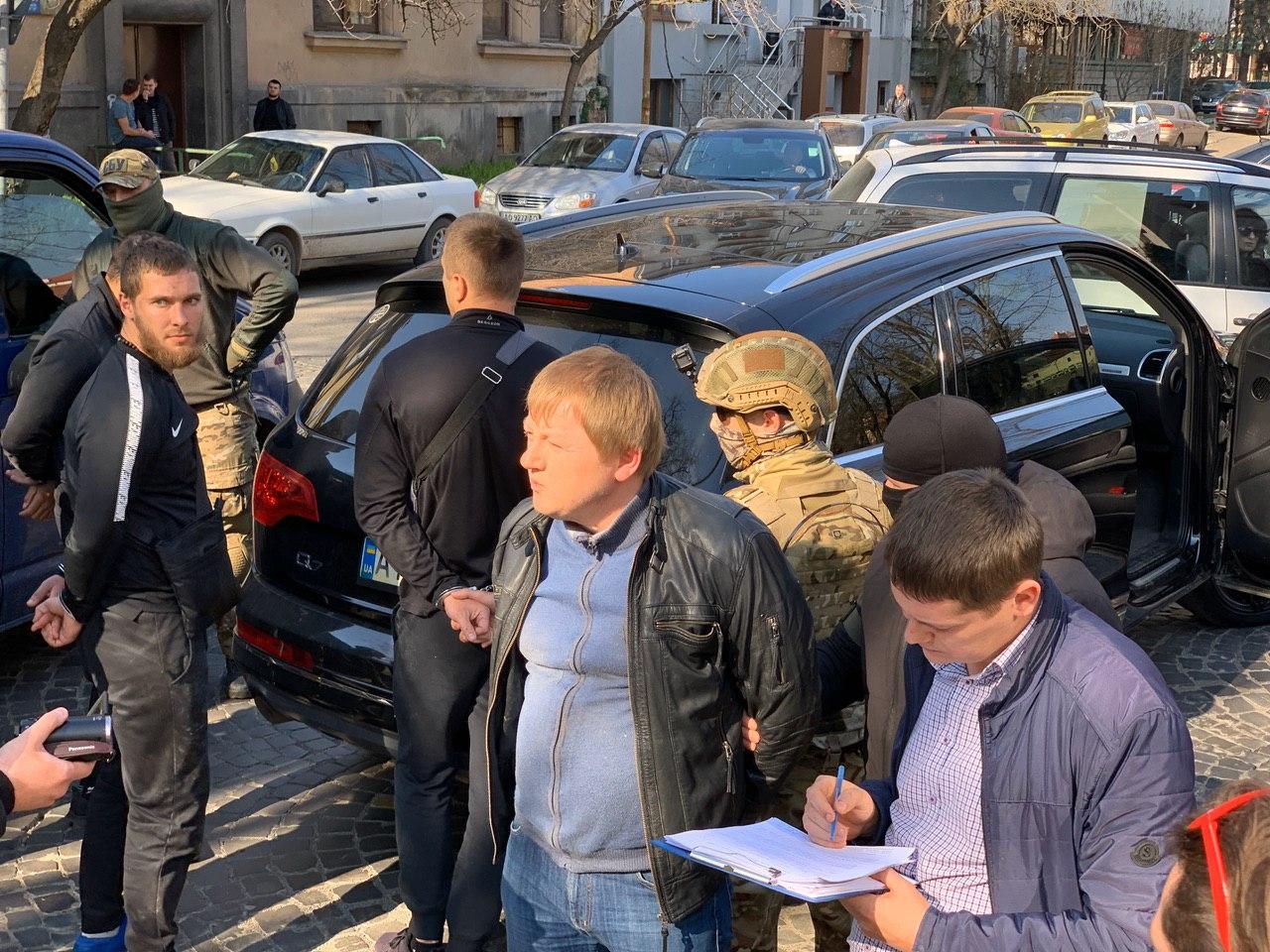 В центре Ужгорода громкое задержание: Наглых рэкетиров задержали просто возле здания СБУ
