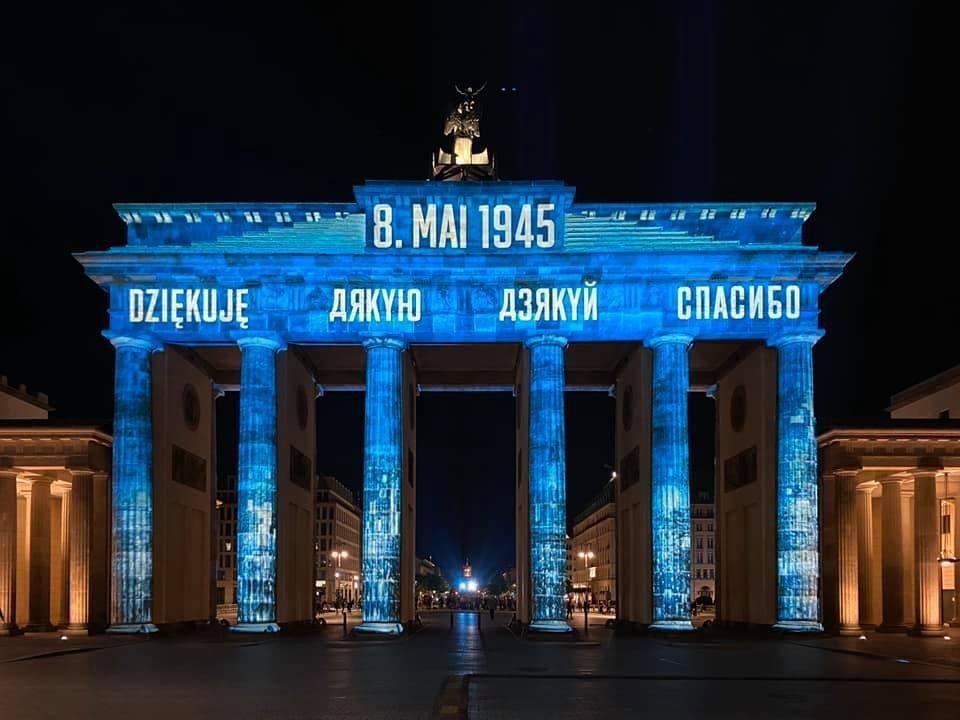 Поздним вечером на знаменитых Бранденбургских воротах в центре города высветили слова благодарности на разных языках - в том числе на русском и и на украинском. 