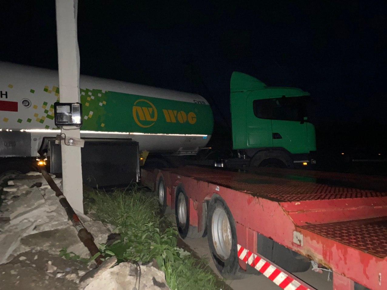 В Ужгороде водитель огромного газовоза оставил целый район без электричества, а ему хоть бы хны 