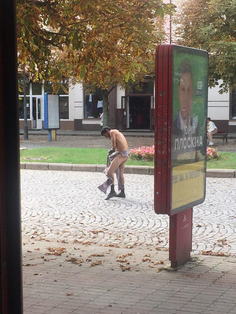 Фэшн решение: В Мукачево прямо в самом центре гуляет мужик с голой "пятой точкой"