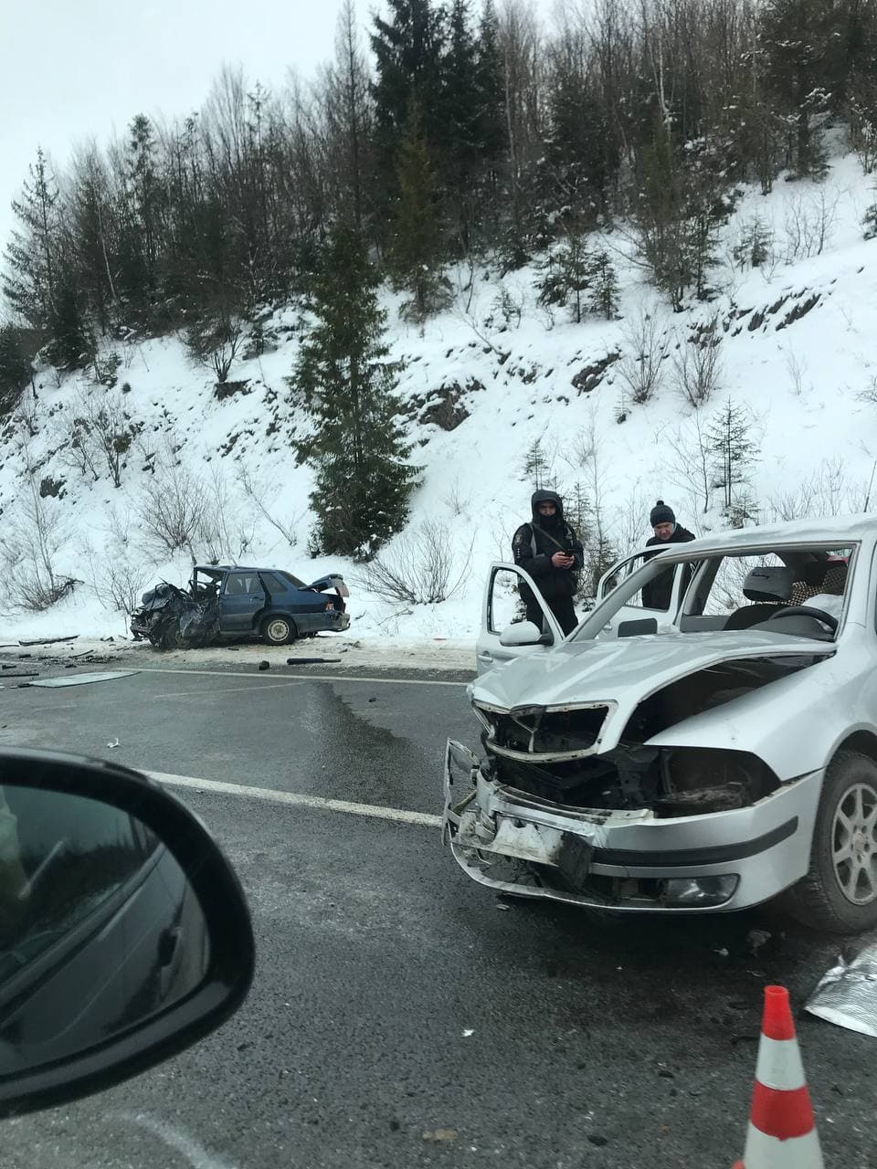 В Закарпатье на главной трассе кошмарное ДТП: Куски автомобилей разнесло по дороге