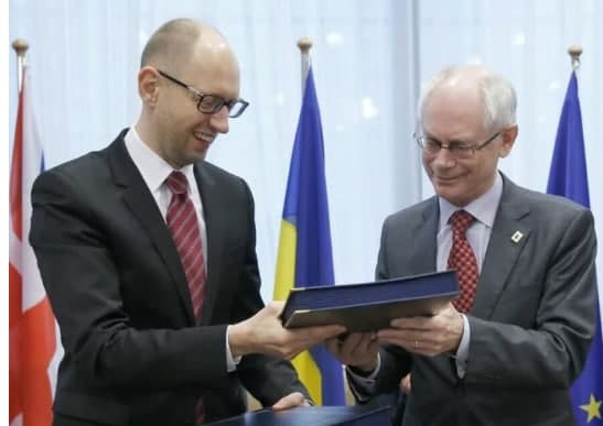 Яценюк от имени мудрого украинского народа подписал в Брюсселе политическую часть Ассоциации с ЕС