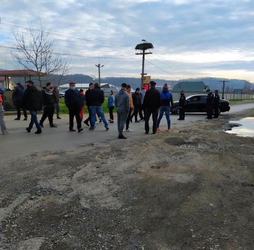 Дикие пробки, приехала скорая: Десятки людей заблокировали трассу в Закарпатье 