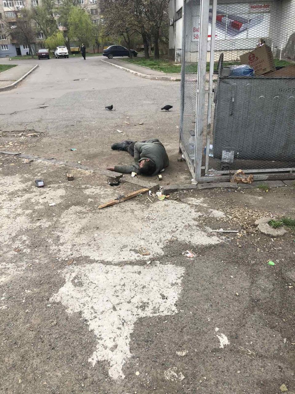 В Ужгороде заметили грустную картину: Окровавленного мужчину игнорировали абсолютно все 
