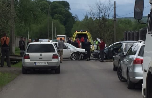 Возле Мукачево ДТП перекрыло почти целую дорогу 