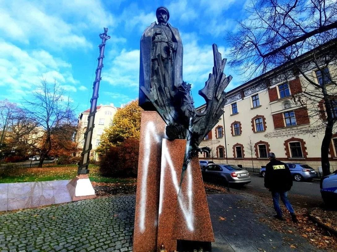 На постаменте Юзефу Пилсудскому вандалы оставили символ украинских nazi-патриотов «Вольфсангель»
