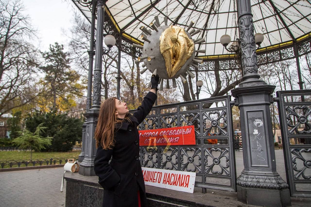 В Одессе установили скульптуру «ковид-вагины», чтобы привлечь внимание к «пандемии домашнего насилия». 