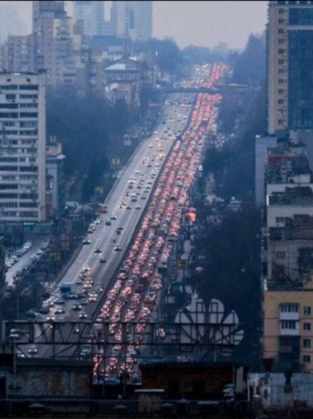 С утра 24 февраля Киев массово покидают люди 