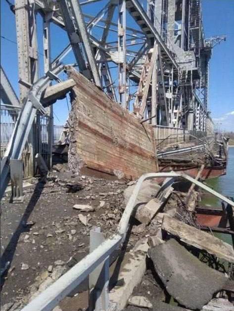 Последствия сегодняшнего ракетного удара по железнодорожному мосту через Днестровский лиман в поселке Затока Одесской области