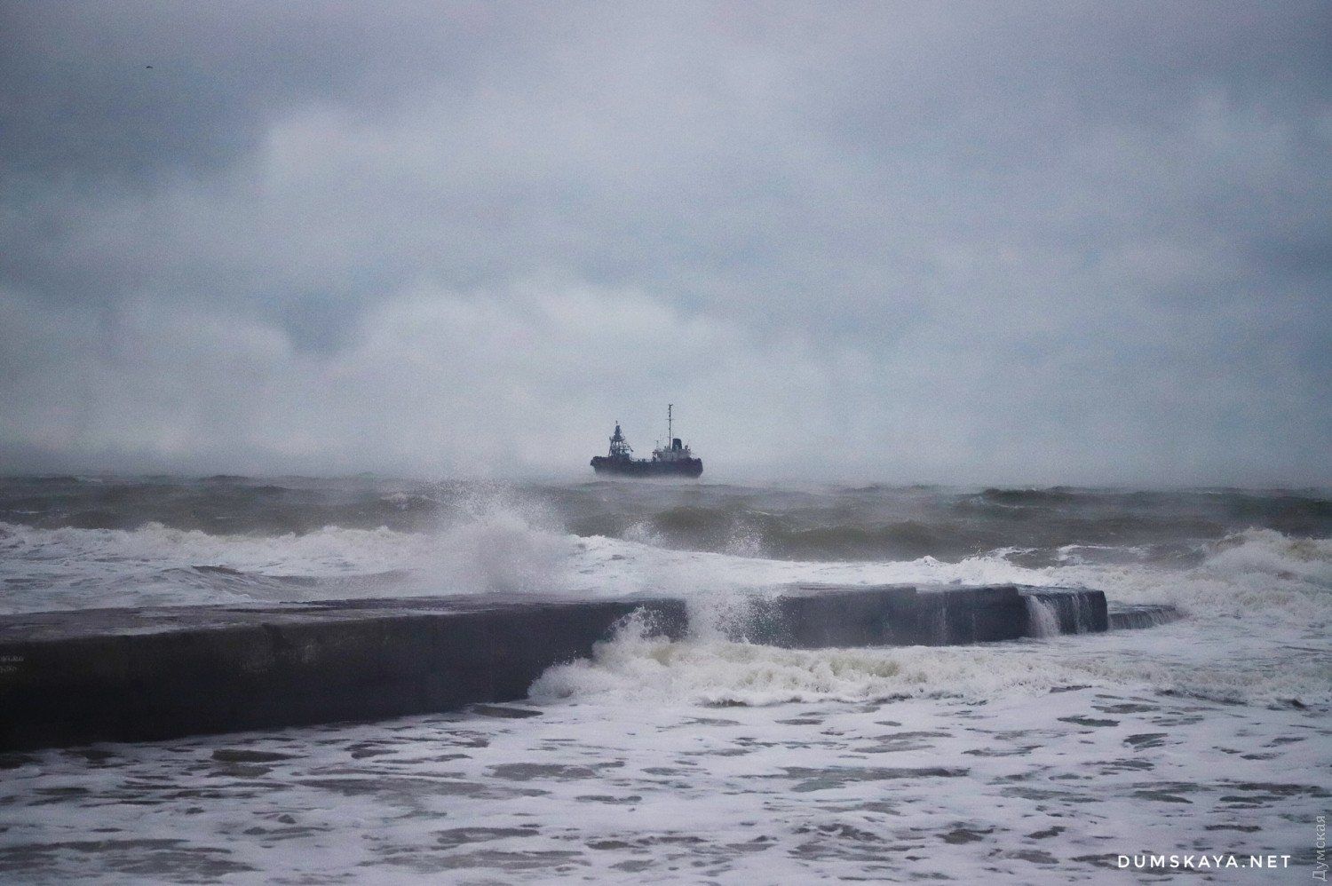 В Одесском заливе после бедствия танкер прибило к берегу