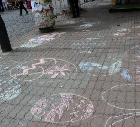 Городскую площу Мукачева украсили нарисованные писанки