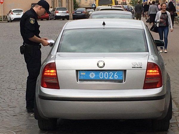 Автомобиль с полицейскими номерами припарковался с нарушением ПДД