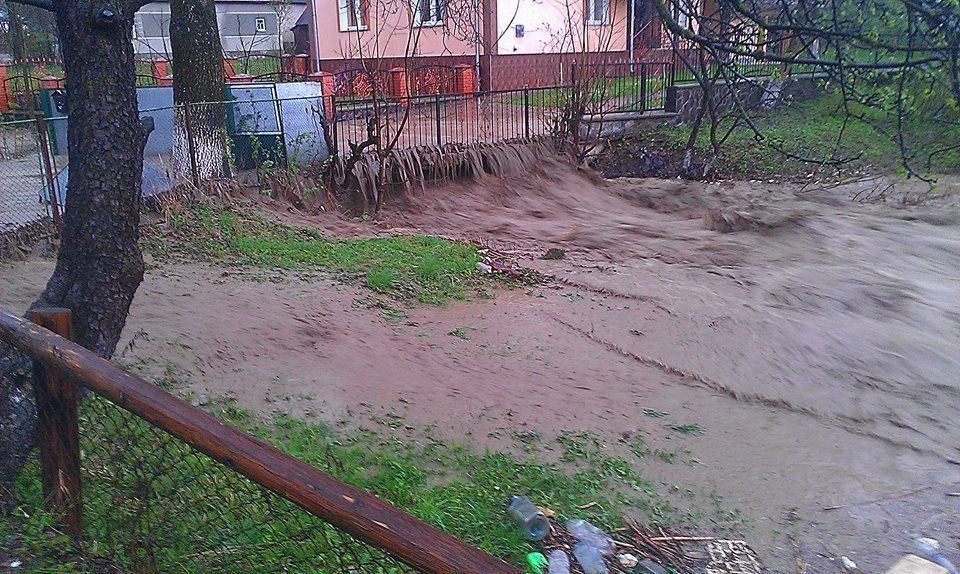 Стихія на Свалявщині принесла чимало проблем — дощ зруйнував містки та розмив д