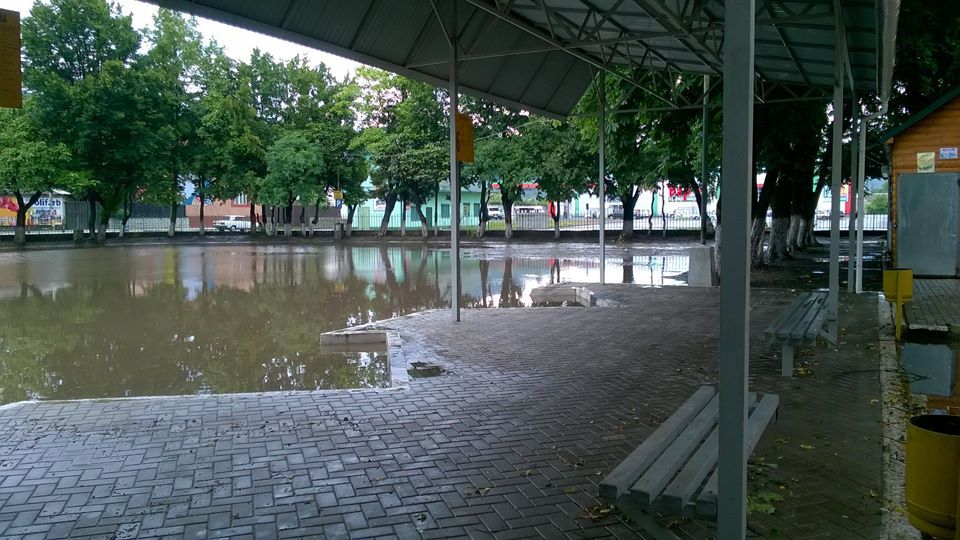 Свалявский автовокзал превратилая в сплошное озеро