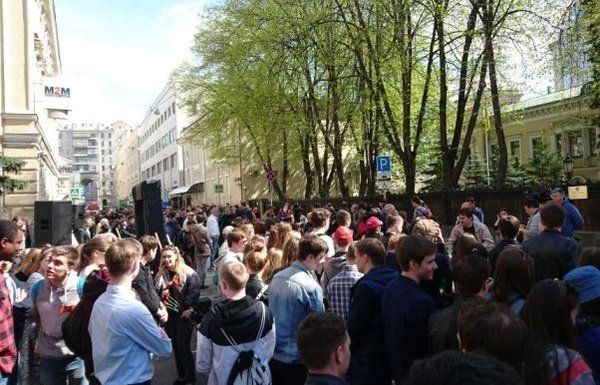 Более 500 человек собрались под украинским консульством в Москве