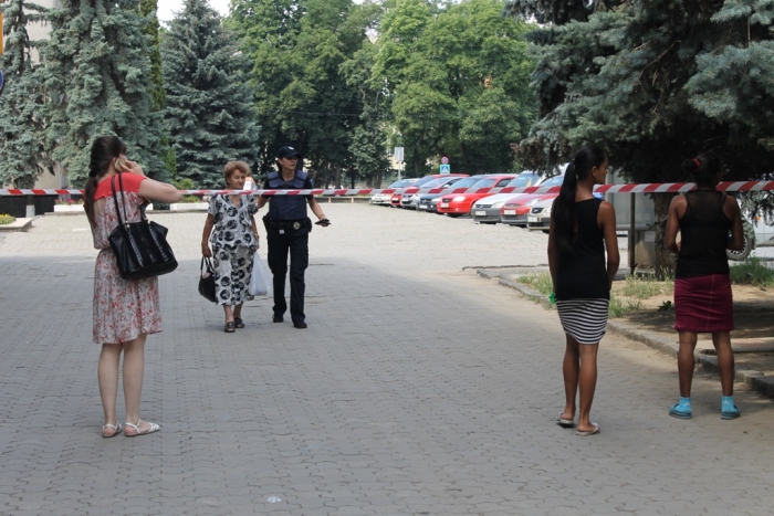 В Ужгородский городской совет проникли вооруженные люди в масках