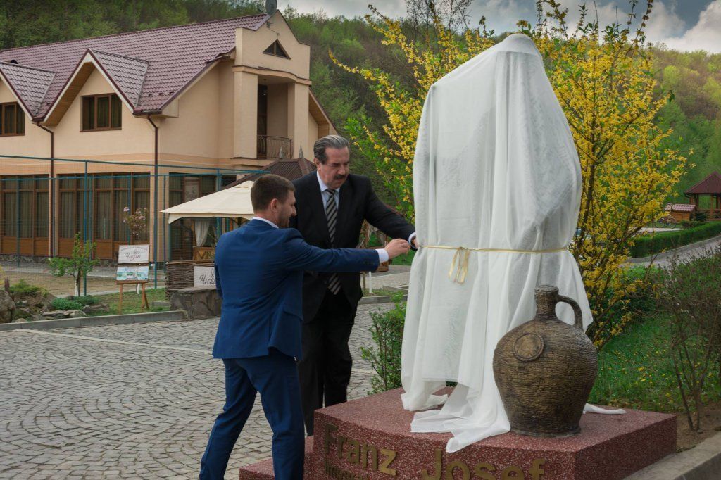 Памятник открыли в селе Нижнее Солотвино на территории санатория "Термал Стар"