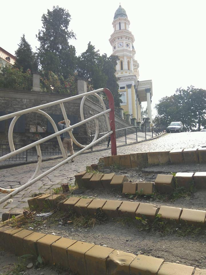 Плачевное состояние несчастной лестницы на улице Духновича
