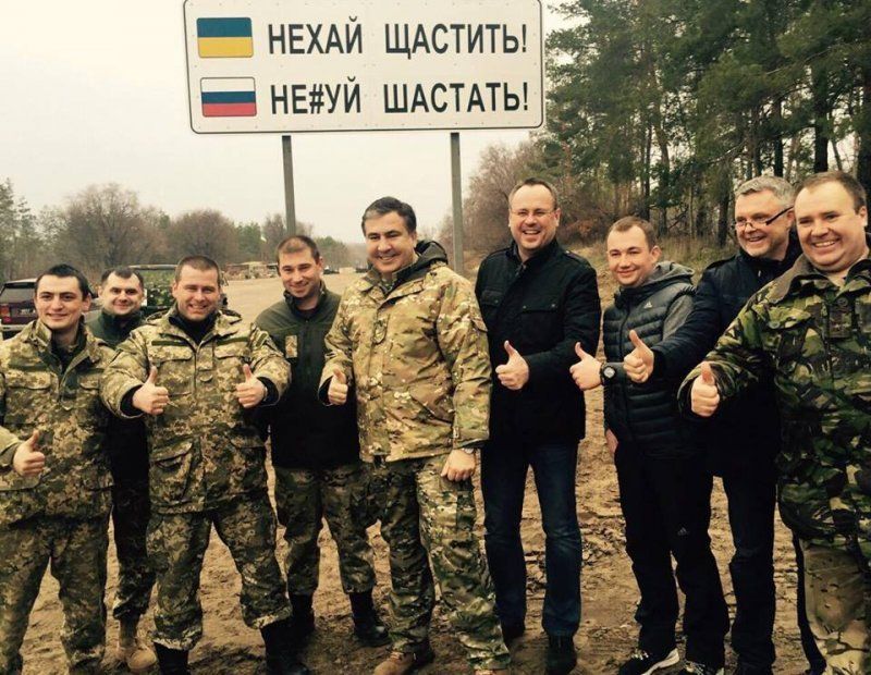 Новий дорожній знак він відкрив разом з бійцями в Луганській області