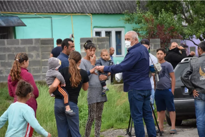 Нашли коронавирус: Цыгане на Закарпатье в штыки восприняли дезинфекцию табора 