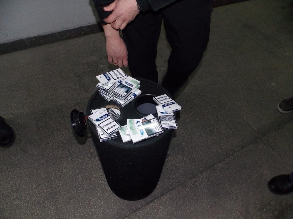 На пункте пропуска «Тиса» обнаружили 595 пачек контрабандных сигарет.
